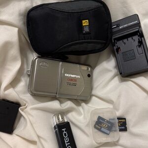 OLYMPUS CAMEDIA C-50 ZOOM.